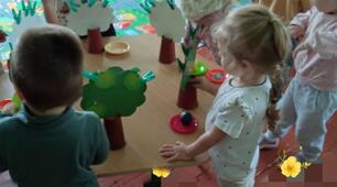 Дидактична гра "Прищепи фрукти на дерева"