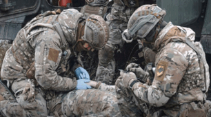 Повний огляд пораненого, зупинка всіх інших видів зовнішніх кровотеч