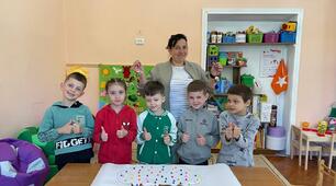 Паска з дітками - це радість Великодня.