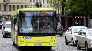 Переваги маршрутних транспортних засобів. Проїзд пішохідних переходів і зупинок транспортних засобів. Користування зовнішніми світловими приладами. Рух через залізничні переїзди. Рух у житловій та пішохідній зоні.