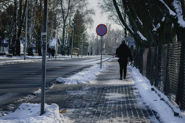 Шлях через закриті снігом вулиці.