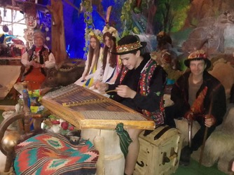 На зображенні може бути: 4 людини, акордеон та арфа