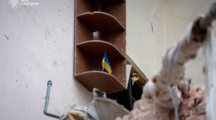 "Це знак": ДСНС показала неушкоджений прапор України серед руїн у Сумах