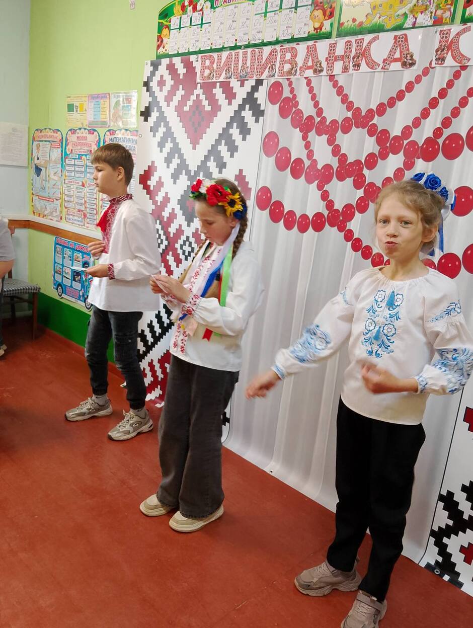 Возможно, это изображение 3 человека, ребенок и текст «BAMBAHKA»