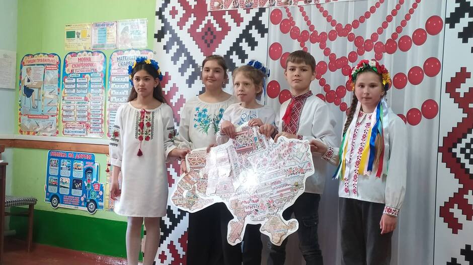 Возможно, это изображение 5 человек и текст