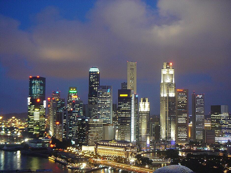 Plik:Singapore skyline night 1.jpg