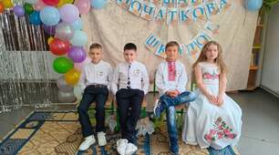 Під звуки прощального вальсу крокуємо в школу старшу...