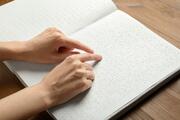 Підручники з шрифтом Брайля досі не потрапили до шкіл